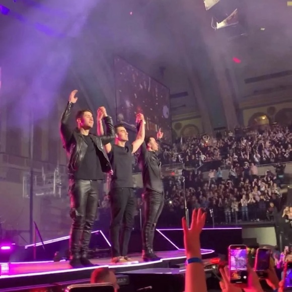 Confetti from the Jonas Brothers Concert 2019 - Picture 4 of 4